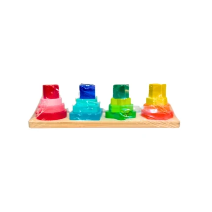 Juego de madera para apilar y encajar con piezas geométricas de colores, ideal para desarrollar motricidad fina, razonamiento espacial y coordinación en niños con TEA o rezago madurativo