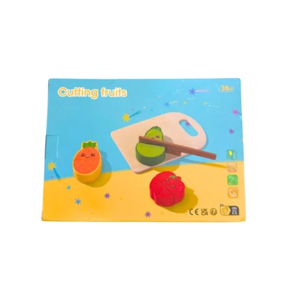 Juego de madera para cortar fruta con piezas divididas por velcro, cuchillo y tabla, ideal para desarrollar motricidad fina y juego simbólico en niños desde 3 años